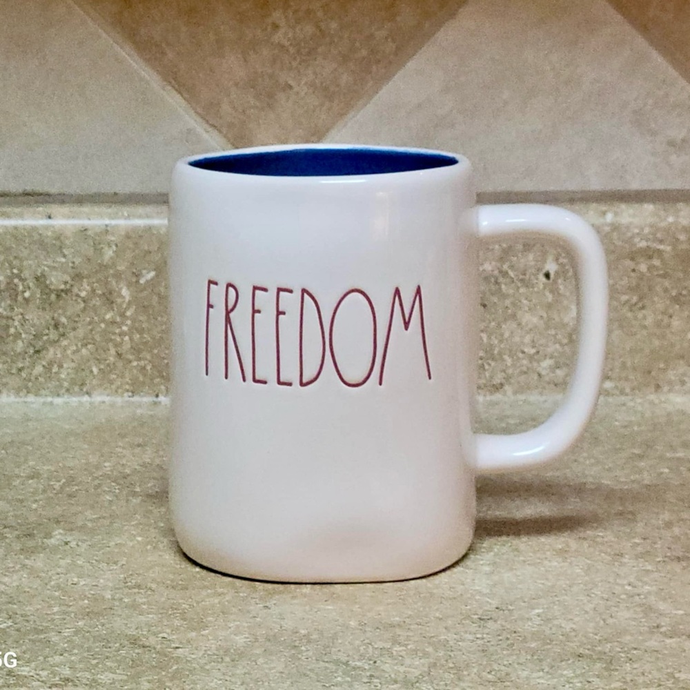 🇺🇸 Rae Dunn “FREEDOM” Mug 🇺🇸